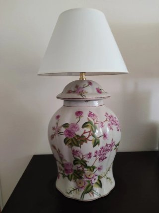 Lámpara de porcelana con flores