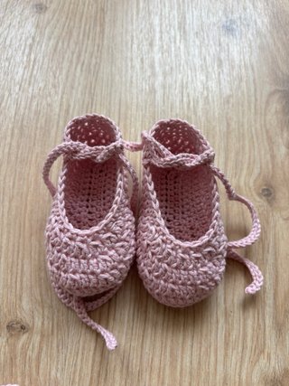 Conjunto Gorrito y Patucos bebe hecho a mano