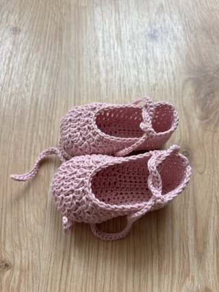 Conjunto Gorrito y Patucos bebe hecho a mano
