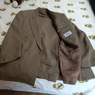 Traje de chaqueta beige utilizado un solo día boda