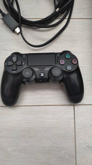 PLAYSTATION 4 1TB + MANDO