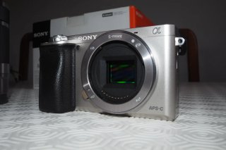Sony Alpha a6000 con 2 objetivos originales