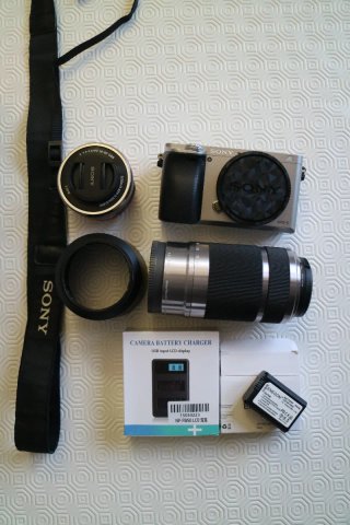 Sony Alpha a6000 con 2 objetivos y accesorios