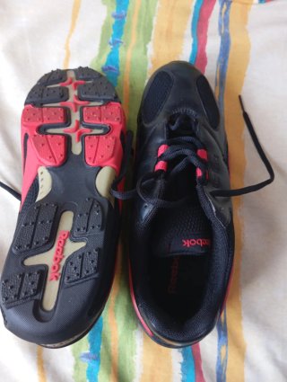 Zapatillas Reebok Negras y Rojas nuevas