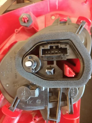 Faro tras derecho Peugeot 208 2012