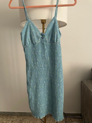 Vestido floral azul con fruncido