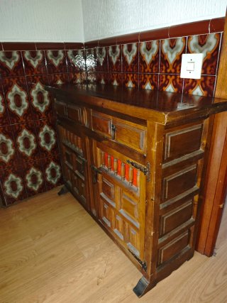 Taquillón madera antiguo con puertas y cajones