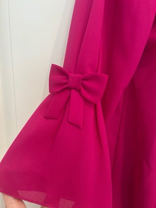Vestido rosa con lazos en mangas