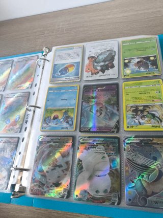 Álbum de cartas Pokémon, con cartas .