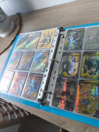 Álbum de cartas Pokémon, con cartas .