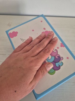 Caja de papel con unicornio