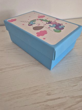 Caja de papel con unicornio