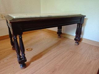 Mesa baja de mármol y madera