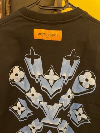T-shirt Louis Vuitton nera con logo