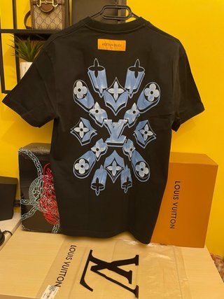 T-shirt Louis Vuitton nera con logo