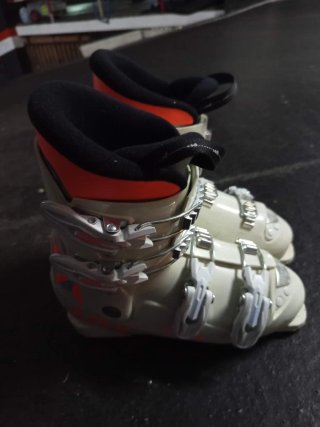 Esquís infantiles Wedze con bastones y botas.