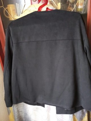 Chaqueta negra Cortefiel con etiqueta. Tipo ante