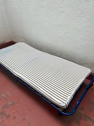 Cama plegable con estructura de madera y metal