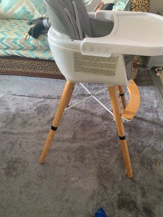 Silla de bebé blanca con cojín gris