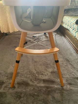 Silla de bebé blanca con cojín gris