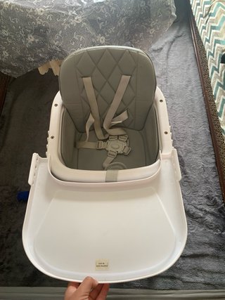 Silla de bebé blanca con cojín gris