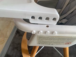 Silla de bebé blanca con cojín gris