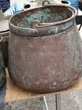 Dos calderas de cobre antiguas
