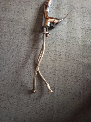 Grifo de cocina plateado de metal