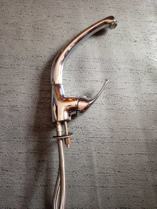 Grifo de cocina plateado de metal