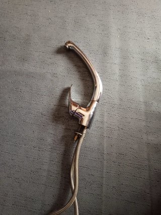 Grifo de cocina plateado de metal
