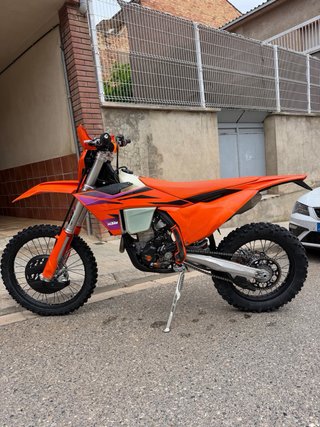 KTM 350 EXC-F 2024 con muchos extras.