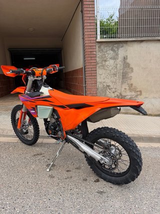 KTM 350 EXC-F 2024 con muchos extras.