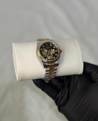 Reloj automático elegante con mecanismo visible