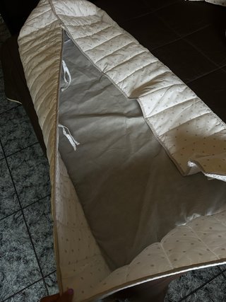 Protector de cuna blanco con topitos
