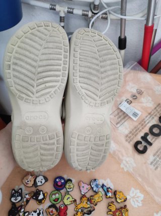 Zuecos Crocs Beige con Jibbitz de Perros