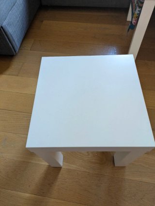 Mesa auxiliar IKEA blanca