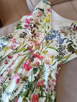Vestido vintage estampado floral sobre blanco