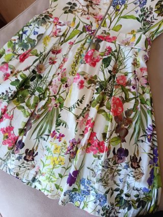Vestido vintage estampado floral sobre blanco