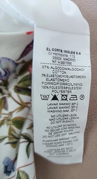 Vestido vintage estampado floral sobre blanco