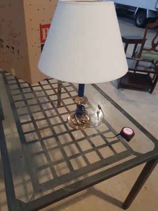 Lámpara de mesa azul y dorada