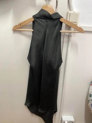 Top Massimo Dutti asimétrico verde