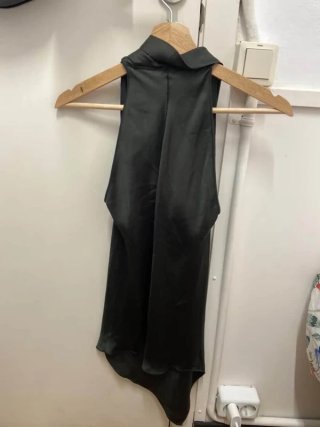 Top Massimo Dutti asimétrico verde
