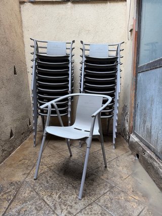 21 sillas bar Alhambra grises zona Lesseps