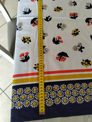 Tovaglie con fiori e bordi decorati