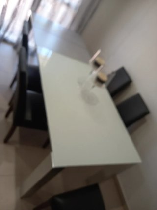 Mesa de comedor moderna blanca y acero
