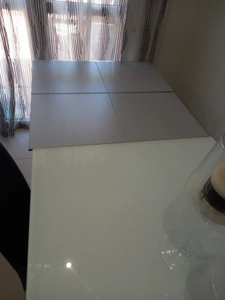 Mesa de comedor moderna blanca y acero