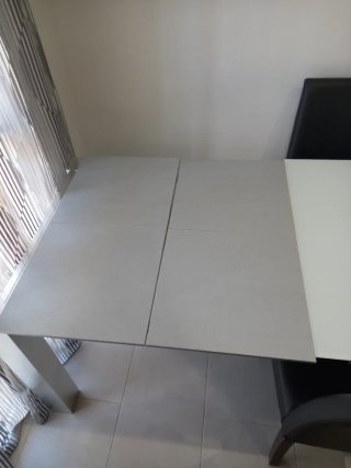 Mesa de comedor moderna blanca y acero