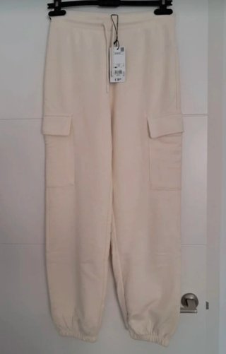 Pantalón chandal cargo,color crema, nuevo