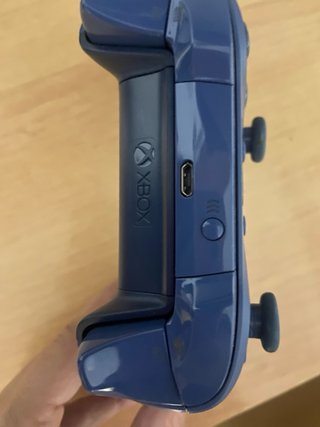 Mando Xbox azul con diseño geométrico