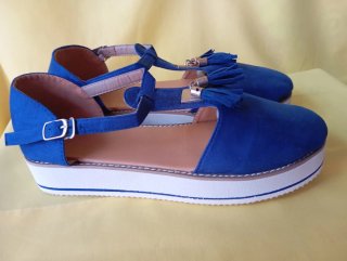 Sandalias azules con plataforma y detalle de fleco